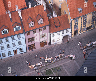 Straßenszene aus St. Peter Kirche Turm, Altstadt, Riga, Lettland Stockfoto