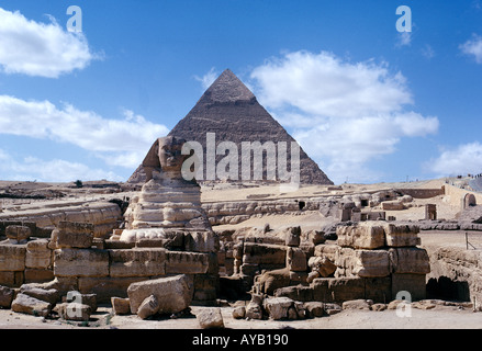 Große Pyramide von Gizeh mit dem Kopf der Sphinx im Zentrum. Stockfoto