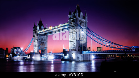London Tower Bridge bei Nacht. Stockfoto