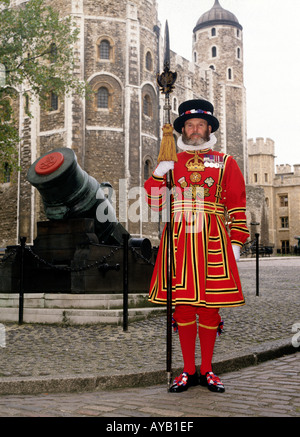 Beefeater am Tower of London Stockfoto