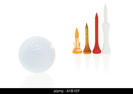 Golfball und Tees in verschiedenen Größen auf weißem Hintergrund Stockfoto