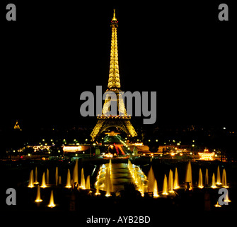 Eiffelturm Paris nachts beleuchtet Stockfoto