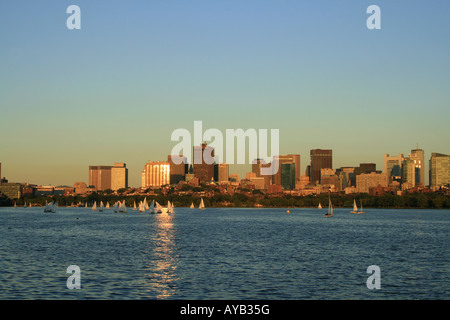 Die Innenstadt von Boston Skyline bei Sonnenuntergang aus über den Charles River in Cambridge Stockfoto