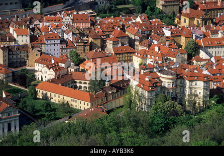 Blick auf den Lobkovicky Palac oder Lobkowicz oder Deutsche Botschaft Vlasska 19 347 Mala Strana oder kleinen Viertel auf der rechten Seite davon Petrin Turm in begonnen wurde 1703 ein zusätzliches Stockwerk wurde in den 1760er Jahren hinzugefügt und im Jahr 1971 wurde zum Sitz der westdeutschen Botschaft im Sommer 1989 als kommunistischen Regime in Europa Hunderte von ostdeutschen Touristen fiel ihre Trabant-Autos auf der Straße aufgegeben und kletterte über das Geländer Zuflucht suchen Stockfoto