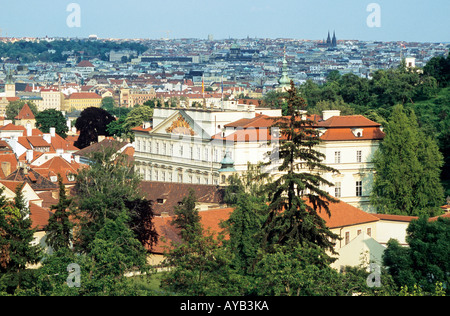 Ansicht des Lobkovicky Palac oder Lobkowicz oder Deutsche Botschaft Vlasska 19 347 Mala Strana Viertel auf der rechten Seite von Uvoz Straße Prag im Jahre 1703 begonnen ein zusätzliches Stockwerk wurde in den 1760er Jahren hinzugefügt und im Jahr 1971 wurde zum Sitz der westdeutschen Botschaft In 1989 als kommunistischen Regime in Europa fielen Hunderte von ostdeutschen Touristen kletterte über das Geländer Zuflucht suchen Stockfoto