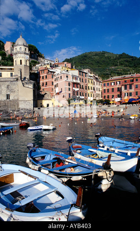 Der einzige Naturhafen der Cinqueterre das malerische Dorf von Vernazza Stockfoto