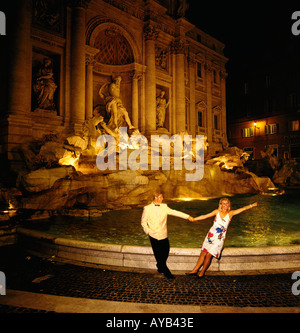 Paare, die Spaß nach Abend am Trevi-Brunnen in Rom. Italien Stockfoto