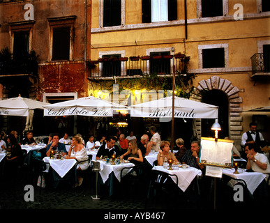 Restaurants und Bars in der Nacht bei "Caffe Dolce Vita" in der Piazza Navona.  Rom Stockfoto