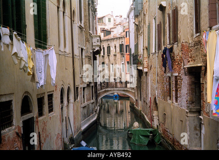Einem Kanal in Venedig mit alten verfallenden Häuser und Waschen Trocknen auf Linien. Stockfoto