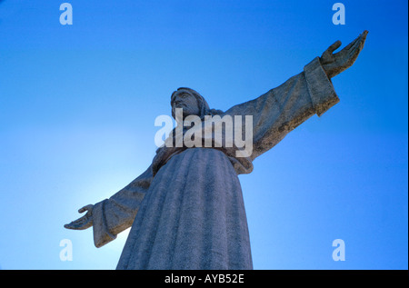 Der Cristo Rei Statue schaut in Richtung Lissabon von den Höhen über dem 26. Aug Brücke Stockfoto