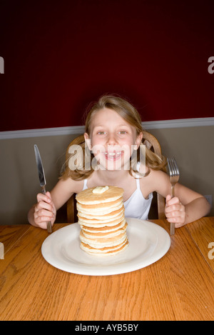 Kind bereit zu riesigen Stapel von Pfannkuchen essen Stockfoto
