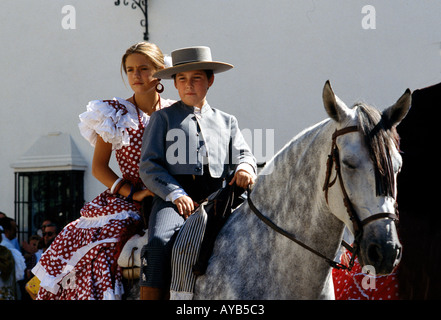 Andalusien Spanien Rhonda.  Kinder in traditionellen Kostümen kommen auf dem Pferd für ein Festival. Stockfoto