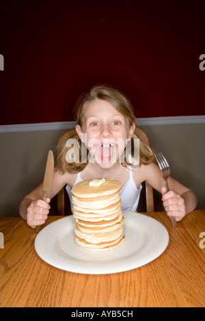 Kind bereit zu riesigen Stapel von Pfannkuchen essen Stockfoto