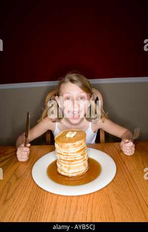 Kind bereit zu riesigen Stapel von Pfannkuchen essen Stockfoto