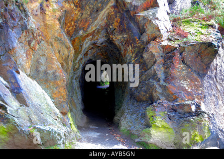 Tunnel für Wanderer auf dem Fußweg rund um Buttermere Lake District Cumbria England Großbritannien UK Stockfoto