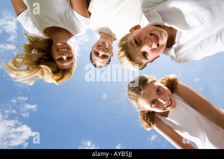 Low-Winkel Ansicht der Familie vor einem blauen Himmel, der Blick in die Kamera Stockfoto