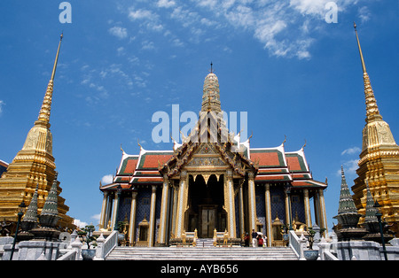 Wat Phra Kaew auf dem Gelände des Grand Palace in Bangkok Thailand dieser Tempel beherbergt das am meisten verehrte Bild der Budda in Thailand Stockfoto