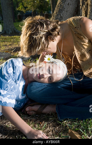 Jungen Hippie-paar entspannende unter Baum Stockfoto