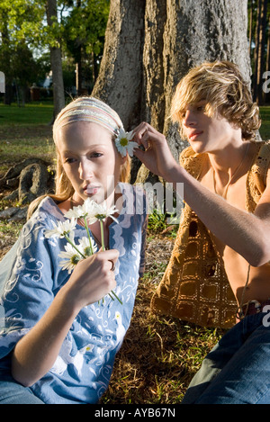 Jungen Hippie-paar entspannende unter Baum Stockfoto