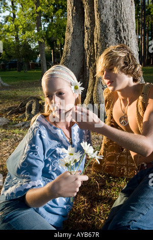 Junge liebevolle Hippie-paar entspannende unter Baum Stockfoto