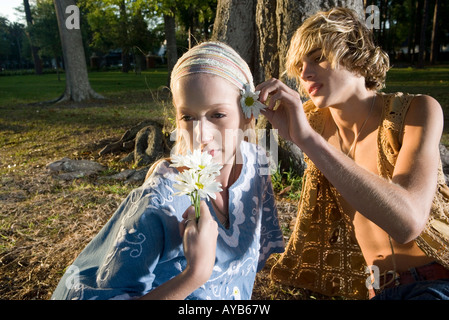 Junge liebevolle Hippie-paar entspannende unter Baum Stockfoto