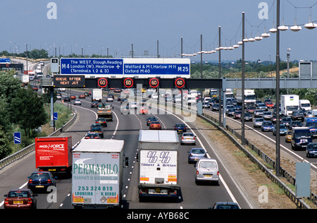 M25 Autobahn beschäftigt mit Verkehr in der Nähe von London Heathrow Airport Stockfoto