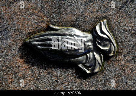 betende Christentum Friedhof Grabstein Grabstein Religion zusammengeschlossen Stockfoto