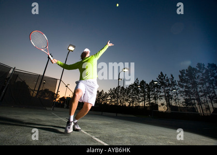 Tennis-Spieler dienen Stockfoto