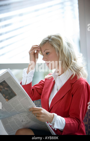 Nahaufnahme der Geschäftsfrau lesen Zeitung Stockfoto