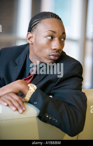 Seitenansicht eines Geschäftsmannes auf sofa Stockfoto