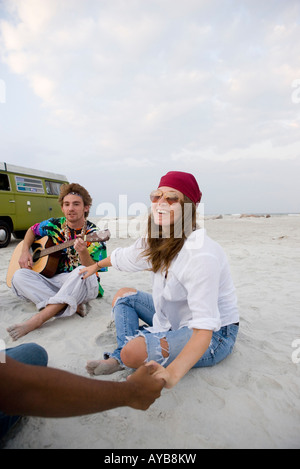 Hippies, hängen am Strand Stockfoto