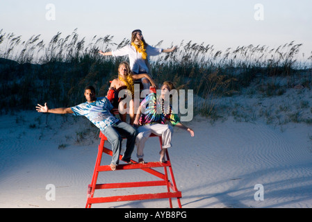 Hippies, hängen am Strand auf Rettungsschwimmer Stuhl Klettern Stockfoto