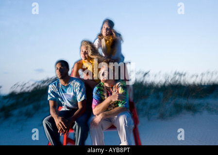 Hippies, hängen am Strand Rettungsschwimmer Stuhl Stockfoto