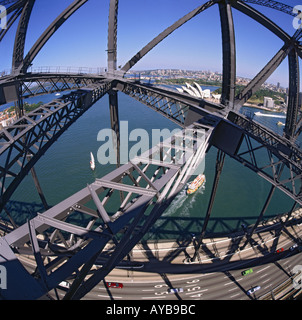 Blick vom innerhalb der metallischen Träger Überbau der Sydney Harbour Bridge mit Bennelong Point und Opernhaus Sydney Australia Stockfoto