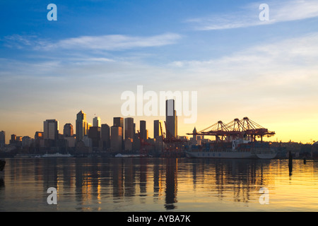 Seattle Skyline reflektiert in Elliott Bay bei Sonnenaufgang Stockfoto