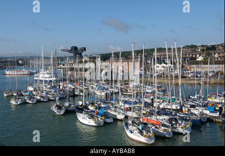 Der Fluss Medina mit der Kette Fähre in der Nähe von Cowes Yacht Haven The Solent Isle Of Wight Hampshire England UK Stockfoto