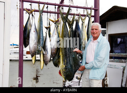 DEEP SEA FISHING IST EINE BELIEBTE SPORTART MIT TOURISTEN UND URLAUBER AUF DER INSEL OAHU IN HAWAII Stockfoto