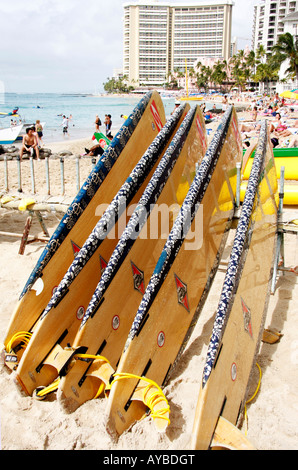 SURFBRETTER AUFGEREIHT FÜR MIETE AUF WAIKIKI BEACH, HONOLULU, OAHU, HAWAII Stockfoto