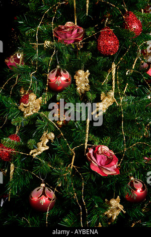 Rote und goldene Kugeln am Weihnachtsbaum Stockfoto