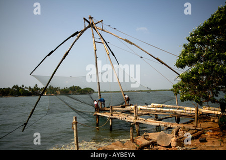 Fischer mit Chinesen net, Fort Cochin, Kerala. Stockfoto