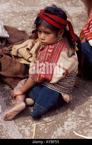 Tragen traditionelle Maya-Mädchen kleiden sich in San Juan Atitan Dorf Cuchumatanes-Berge-Guatemala-Mittelamerika Stockfoto