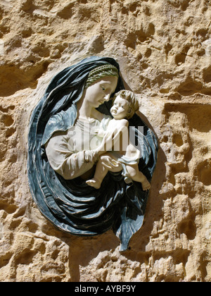 Religiöse Figur an einer Wand in Mdina, Malta Stockfoto