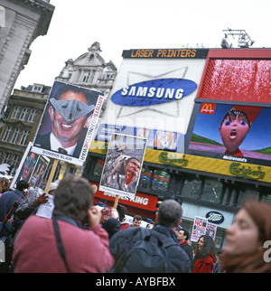 Bomber (Tony) Blair Poster und Menschen am Piccadilly Circus Demonstration während der Anti-kriegs-März am 15. Februar 2003 in London UK KATHY DEWITT Stockfoto