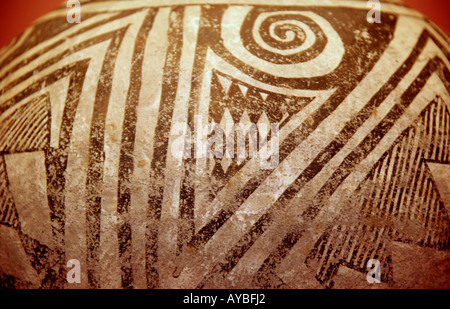 Anasazi Indianer indischen Kunst in Form von einem geometrisch bemalten Tontopf bei Gran Quivira Ruinen, New Mexico. Stockfoto