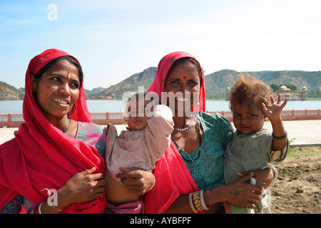 Rajasthani Frauen und Kinder im Jal Mahal, Jaipur, Indien Stockfoto