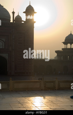 Am frühen Morgensonne auf Minarette und den Marmorboden, rund um den Taj Mahal, Agra, Indien. Stockfoto