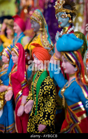 Sammlung von Puppen zum Verkauf auf einem Marktstand innerhalb des Roten Forts, Delhi-Indien. Stockfoto