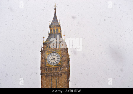 Big Ben Uhr, The Houses Of Parlament, Westminster London im Schnee mit großen Schneeflocken fallen Stockfoto