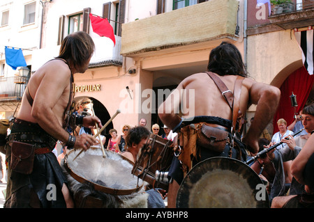 ein Team Band Gruppe von Trobadors Musiker Tänzer im Festival Terra de Trobadors Castello d Empuries Costa Brava Katalonien Stockfoto