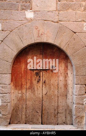 schwere Holztore in Wand des mittelalterlichen Gefängnis Castello de Empuries Costa Brava in Spanien Stockfoto